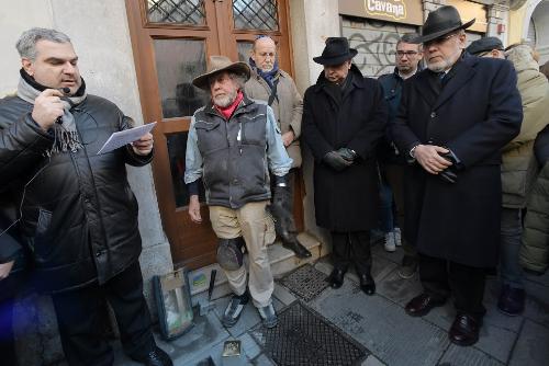 Un momento della posa della pietra d'inciampo dedicata a Diamantina Israel Misan. Da sinistra Shai Misan, l'artista Gunter Demnig, il presidente della Comunità ebraica di Trieste Alessandro Salonichio, il sindaco Roberto Dipiazza, l'assessore regionale Pierpaolo Roberti e il rabbino capo Alexandre Meloni.